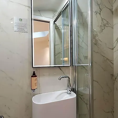 Hotel Au Coeur De Republique Paris